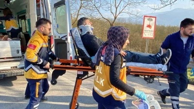 Kaza yapan aracın parçaları ağaçta asılı kaldı