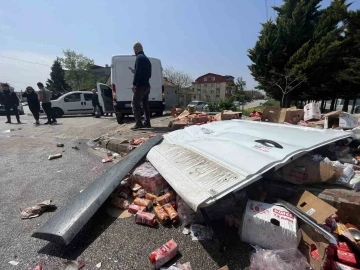 Kaza yapan araçtaki meşrubatlar yola saçıldı, bir kişi yaralandı
