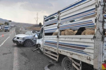 Kaza yapan sürücüyü kurtarmaya çalışırken ezilmekten son anda kurtuldular
