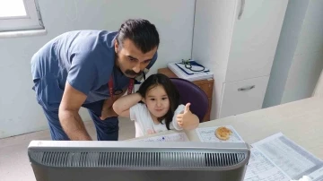 Kazada yaralanan kız çocuğuna doktor şefkati
