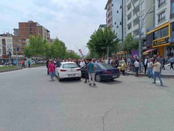 Kazaya karışan kadın çevredekilere hakaret edip ’trafik dersi’ verdi
