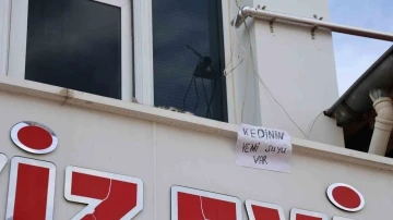 Kedi için balkonuna ekmek atanları yazı asıp uyardı: &quot;Kedinin yemi, suyu var&quot;
