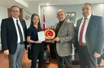 Kemal Tekden’den Avrupa Şampiyonu öğrencisine plaket
