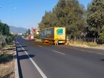 Kemalpaşa’da asit yüklü tırda sızıntı paniği
