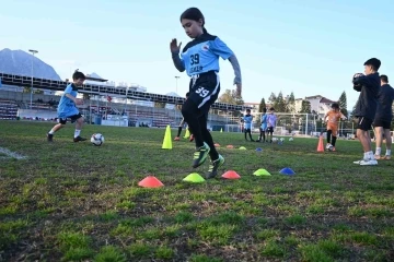 Kemer Belediyesi, geleceğin futbolcularını yetiştiriyor
