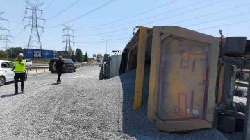 Kemerburgaz’da hafriyat kamyonu devrildi: Sürücü hafif yaralandı, mıcırlar yola saçıldı
