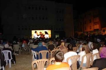 Kendi hayatını sahne alan filmi duygu dolu gözlerle izledi
