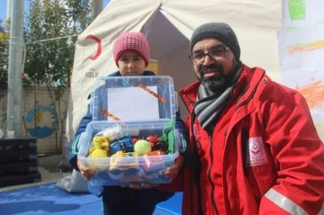 Kendi oyuncaklarını yazdıkları notlarla depremzede çocuklara gönderiyorlar