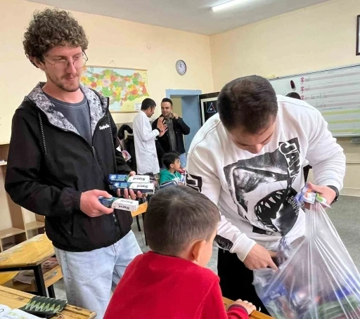 Kent Konseyi, ilkokul öğrencilerine kırtasiye malzemesi dağıttı
