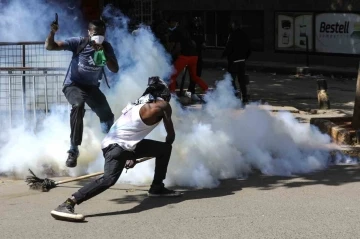 Kenya’da protestocular parlamentoyu ateşe verdi