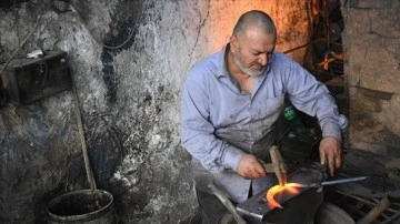 Kerküklü demir ustası unutulmaya yüz tutan mesleğini yaşatmaya çalışıyor