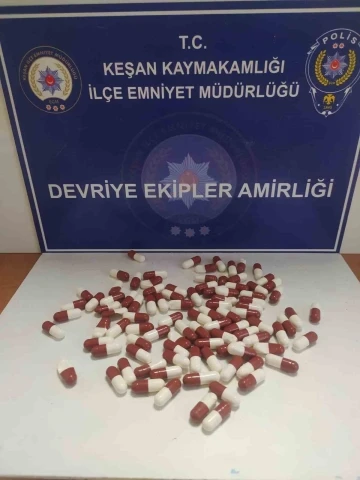 Keşan’da polisin durdurduğu şüphelinin üzerinden 96 adet sentetik ecza çıktı
