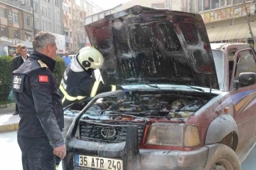 Keşan’da yanan kamyonete oradan geçen itfaiye amiri müdahale etti
