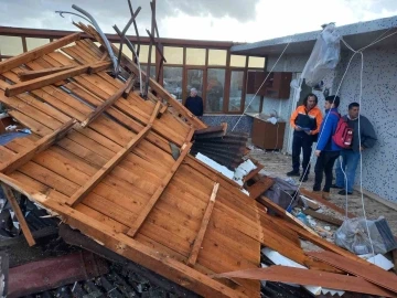 Keşan ve İpsala’daki hortum evlere zarar verdi
