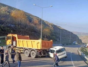 Kezer yolunda kontrolden çıkan araç kamyonun altında girdi
