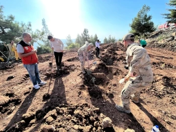 Kilis’te Cumhuriyet’in 100’üncü yılı anısına 100 öğrenci yüz fidan dikti
