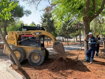 Kilis’te parklar refüj ve bulvarların bakımları sürüyor
