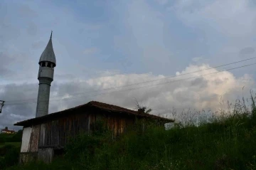 Kiliseden Camiye dönüştürülmüştü, tarihi yapı definecilerin hedefi oldu
