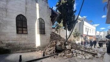 Kilis'te depremde ağır hasar gören tarihi cami kendiliğinden yıkıldı