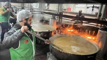 Kilis'te İHH lojistik merkezinde pişirilen yemekler depremzedelere ulaştırılıyor