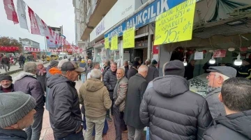 Kilosu 25 TL’den satılan istavriti almak için tezgah önünde kuyruğa girdiler
