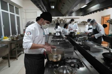 Kimi lahanadan börek yaptı kimi ise tatlı
