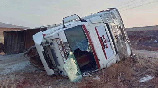 Kırıkkale’de tuz yüklü tır devrildi
