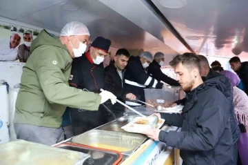 Kırıkkale’de yemek yapamayan yüzlerce aileye iftar
