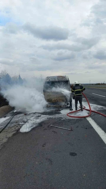 Kırklareli’de züccaciye malzemeleri yüklü araç alev aldı
