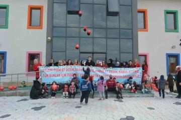 Kırmızı balonlarıyla farkındalık oluşturdular
