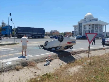 Kırmızı ışıkta bekleyen araca çarpıp takla attı: 1 yaralı
