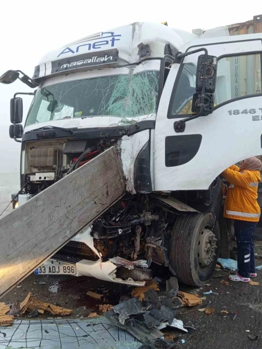 Kırmızı ışıkta bekleyen tırın dorsesine tır çarptı: 1 yaralı
