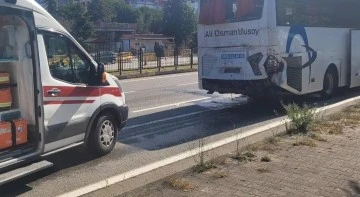 Kırmızı ışıkta bekleyen yolcu otobüsüne tır çarptı: 5 yaralı