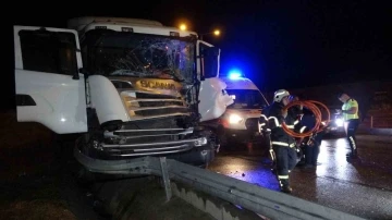 Kırmızı ışıkta duran tıra arkadan çarptı: Araçta sıkışan sürücüyü itfaiye kurtardı
