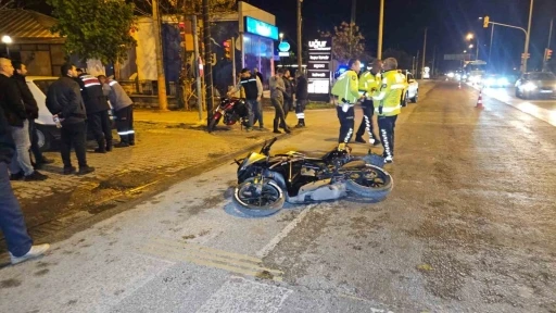 Kırmızı ışıkta geçen otomobil motosiklete çarptı: 1 yaralı
