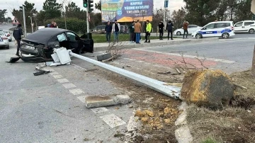 Kırmızı ışıkta geçtiği iddia edilen Tesla sürücüsü önce minibüse sonra KGYS direğine çarptı: 1 yaralı
