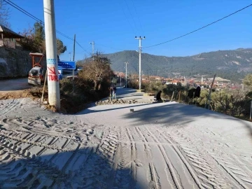 Kırsal mahallelerde yol çalışmaları sürüyor
