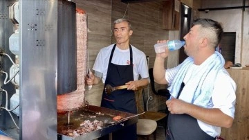 Kırşehir'de ateş başında çalışan esnaf bunaltıcı sıcaklarda mesai yapıyor