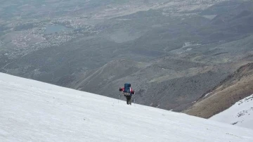 Kırşehirli dağcılardan 3177 rakımlı volkan kraterinde kamp
