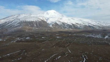 Kış ayı olmasına rağmen Ağrı Dağı eteklerine kar yağmadı
