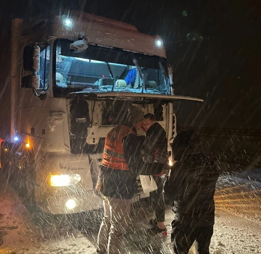 Kış lastiği olmayanlar yolda kaldı, ekipler sürücülerin yardımına yetişti
