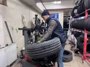 “Kış lastiği uygulaması” öncesinde oto lastikçilerde yoğunluk yaşanıyor
