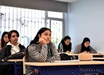 Kitabını bile alamadan gelen depremzede sınavda birinci oldu
