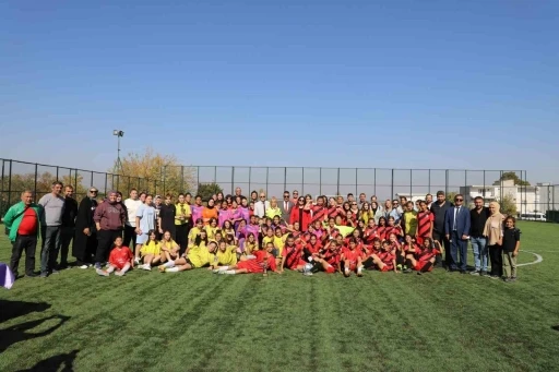 Kız futbol takımları cumhuriyet için oynadı
