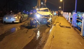 Kızgın sürücü aracıyla otomobile vurup köprüden nehre uçtu: 2 ölü
