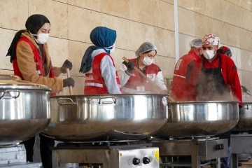 Kızılay depremzeleri yalnız bırakmıyor
