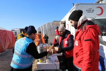 Kızılay gönüllüleri depremin etkisi geçene kadar bölgede faaliyetlerine devam edecek
