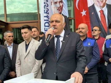 Kızılcahamam’da seçimleri kazanan Süleyman Acar mazbatasını aldı
