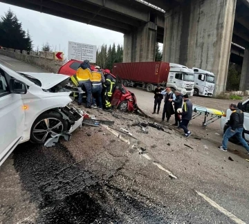 Kocaeli’de 2 araç kafa kafaya çarpıştı: 3 yaralı
