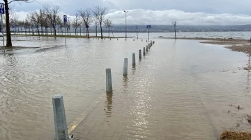 Kocaeli’de deniz taştı, sahil bandı suyla doldu
